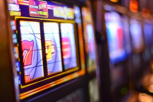 AduQ table interface on saktispin platform showing player seats and betting controls